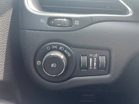 Used 2019 Jeep Cherokee Trailhawk w/ Cold Weather Group AWD/4WD image 19