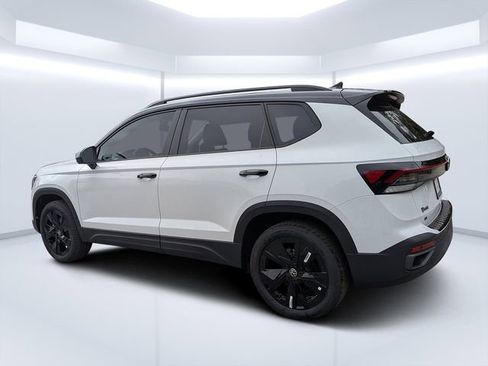 New 2026 Volkswagen Taos SE FWD image 5