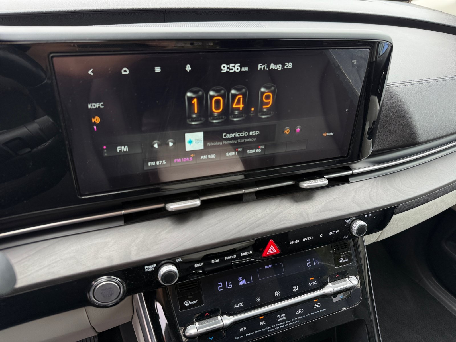 Used 2022 Kia Carnival EX FWD image 12