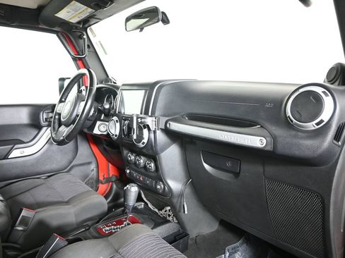 Used 2012 Jeep Wrangler Unlimited Rubicon w/ Connectivity Group AWD/4WD image 15