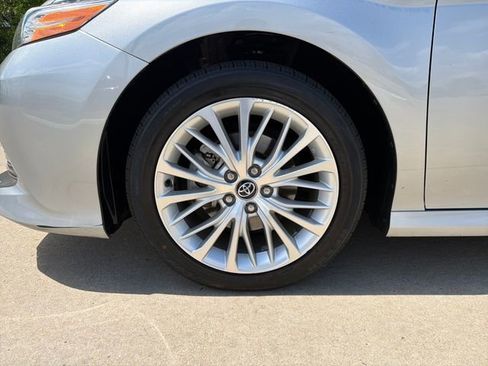 Used 2020 Toyota Camry XLE image 9