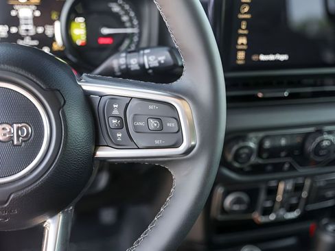 Used 2025 Jeep Wrangler Unlimited Sahara image 16