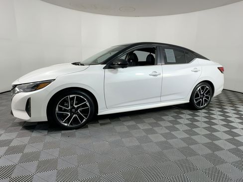 Used 2025 Nissan Sentra SR w/ SR Premium Package image 19