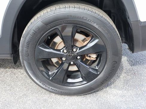 Used 2021 Jeep Cherokee Latitude Plus AWD/4WD image 8