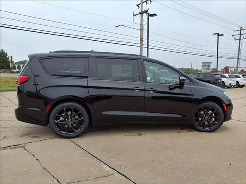 New 2026 Chrysler Pacifica Limited w/ S Appearance Package image 57