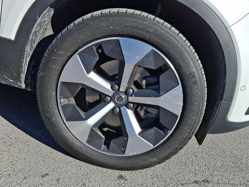 Used 2023 Volvo XC40 B5 Plus image 8