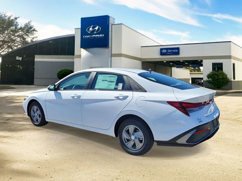 New 2026 Hyundai Elantra SE FWD image 3