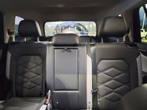 Used 2024 Volkswagen Atlas Peak Edition SE image 11