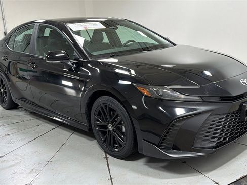 Certified 2025 Toyota Camry SE image 3