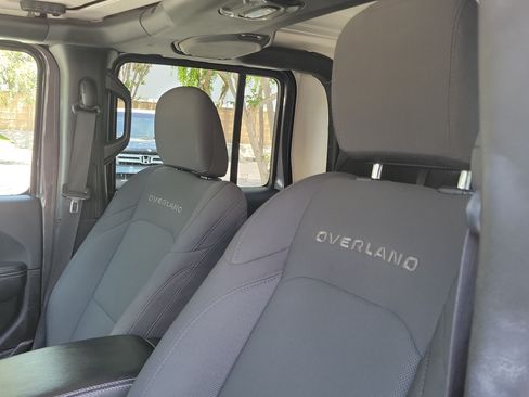 Used 2023 Jeep Gladiator Overland AWD/4WD image 18