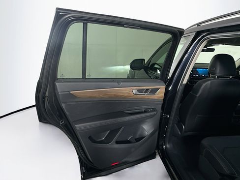 Used 2025 Volkswagen Atlas SE image 24