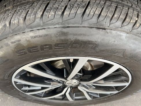 Used 2021 Volkswagen Tiguan SE w/ Panoramic Sunroof Package image 32