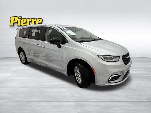 Used 2024 Chrysler Pacifica Touring-L image 7