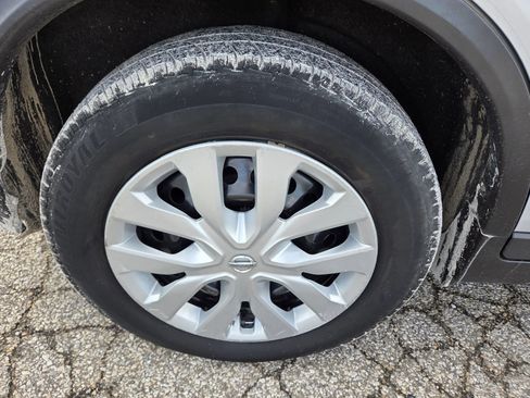 Used 2019 Nissan Rogue S image 10