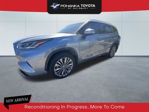 Used 2022 Toyota Highlander Platinum AWD/4WD image 1