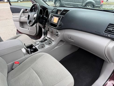 Used 2013 Toyota Highlander Plus AWD/4WD image 23