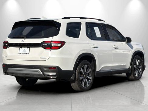 Used 2025 Honda Pilot Touring image 2
