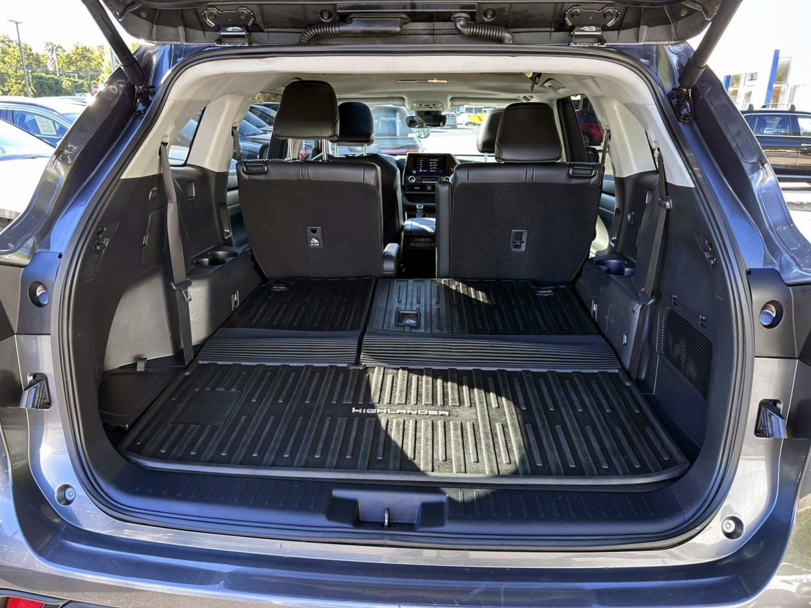 Used 2024 Toyota Highlander XLE AWD/4WD image 7