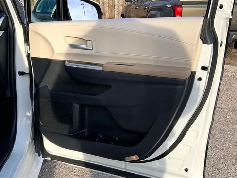 Used 2021 Toyota Sienna XLE image 23