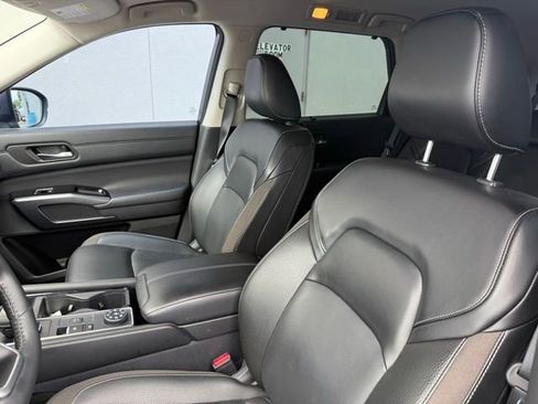 Certified 2024 Nissan Pathfinder SL image 12