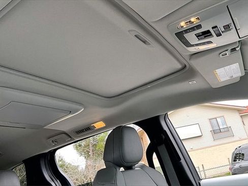 Used 2025 Toyota Sienna XLE image 28