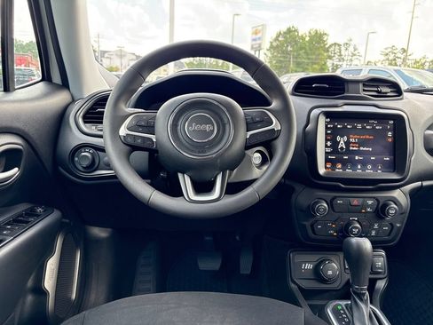 Used 2023 Jeep Renegade Latitude AWD/4WD image 7
