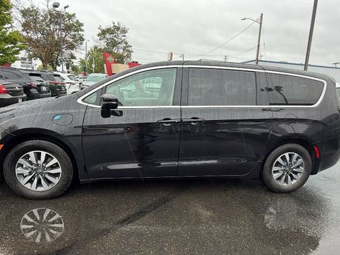 Used 2024 Chrysler Pacifica Limited FWD image 7