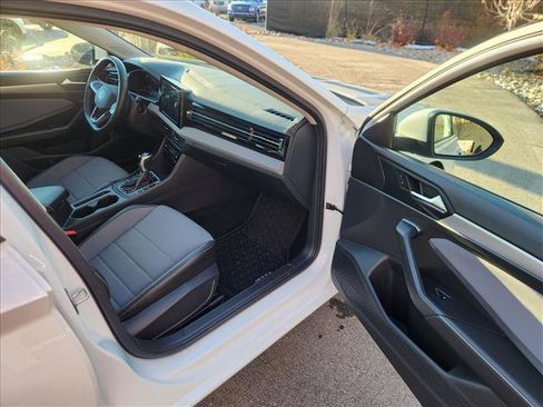Used 2025 Volkswagen Jetta SE w/ Sunroof Package image 11