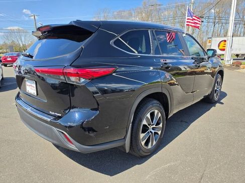 Used 2023 Toyota Highlander XLE AWD/4WD image 7