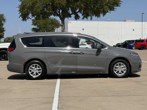 Used 2022 Chrysler Pacifica Touring-L FWD image 3