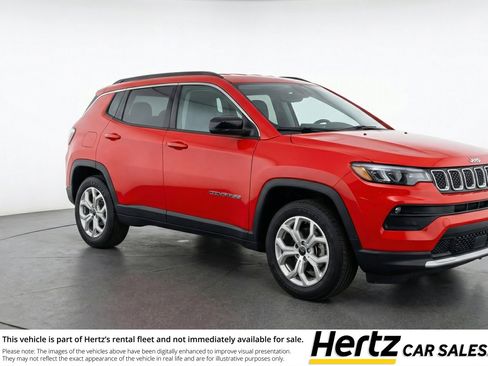 Used 2025 Jeep Compass Latitude AWD/4WD image 1