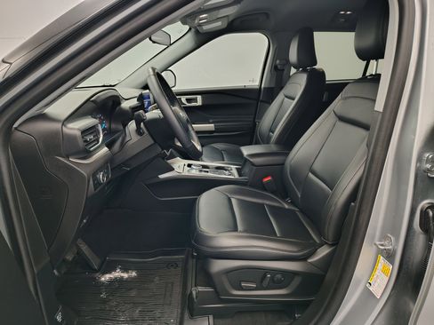 Used 2023 Ford Explorer XLT w/ Equipment Group 202A image 19