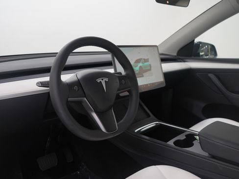 Used 2025 Tesla Model Y Long Range image 22