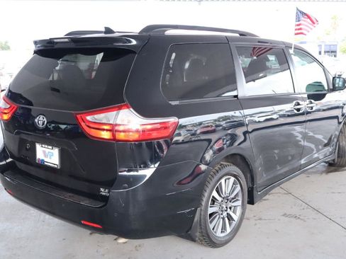 Used 2018 Toyota Sienna XLE w/ XLE Navigation Package AWD/4WD image 5