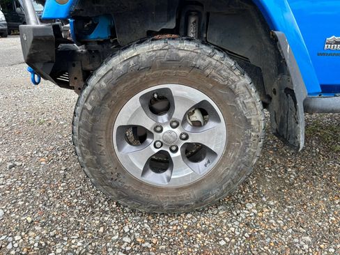 Used 2014 Jeep Wrangler Unlimited Sahara AWD/4WD image 9