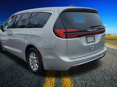 Certified 2024 Chrysler Pacifica Touring-L image 2