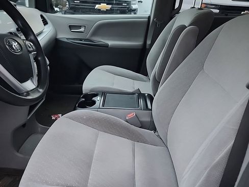 Used 2019 Toyota Sienna LE image 9