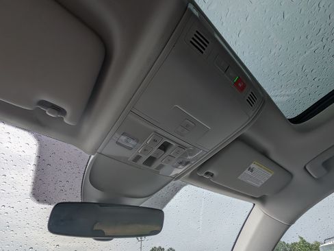 Used 2025 Volkswagen Taos SE w/ Panoramic Sunroof Package FWD image 30