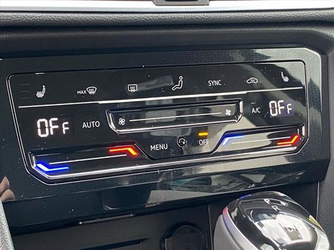 New 2026 Volkswagen Taos SE image 7