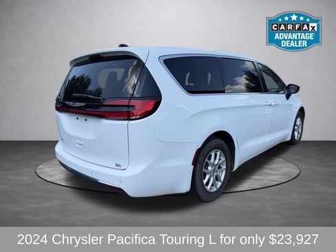 Used 2024 Chrysler Pacifica Touring-L FWD image 5