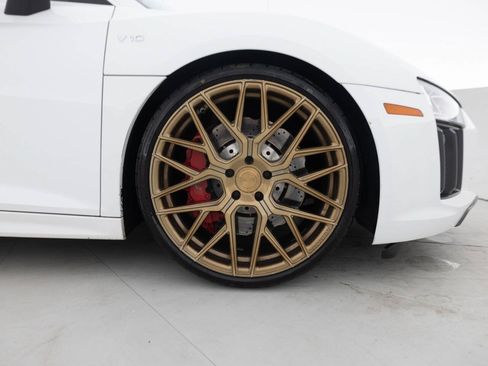 Used 2018 Audi R8 V10 w/ Premium Package RWD image 18