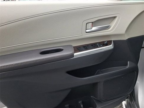 Used 2024 Toyota Sienna XLE image 12