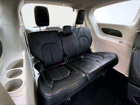 Used 2024 Chrysler Pacifica Touring-L image 28