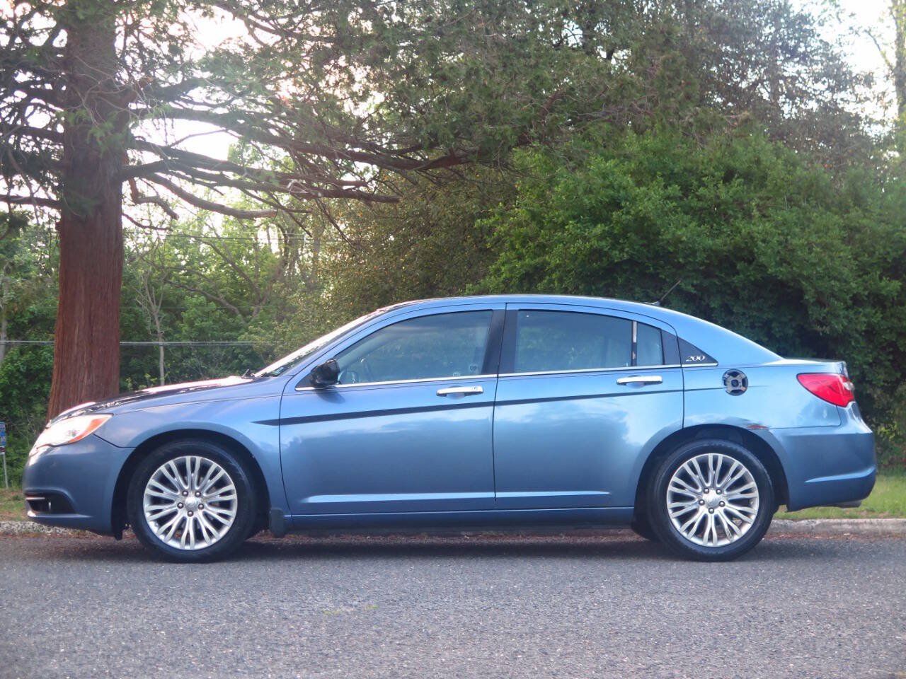 Used 2011 Chrysler 200 Limited FWD image 2