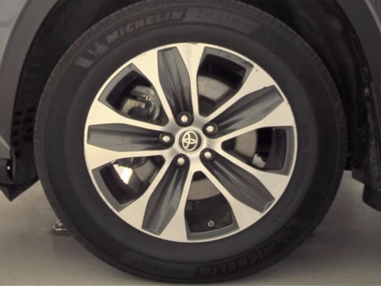 Used 2022 Toyota Highlander XLE AWD/4WD image 18