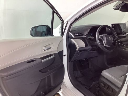 Used 2024 Toyota Sienna XLE FWD image 9