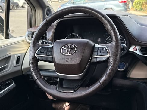 Used 2023 Toyota Sienna Platinum FWD image 21