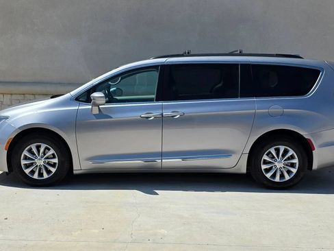 Used 2017 Chrysler Pacifica Touring-L FWD image 7