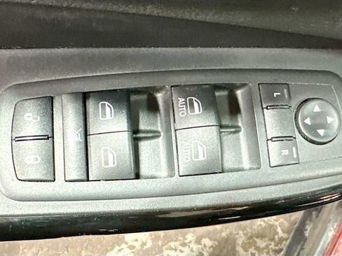 Used 2019 Jeep Cherokee Latitude Plus AWD/4WD image 18