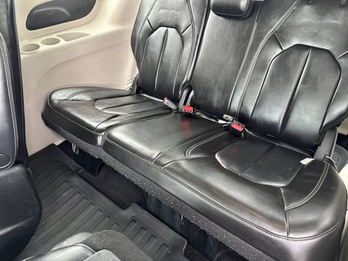 Used 2023 Chrysler Pacifica Touring-L FWD image 15